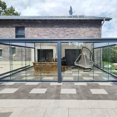 Überdachung mit Windschutz