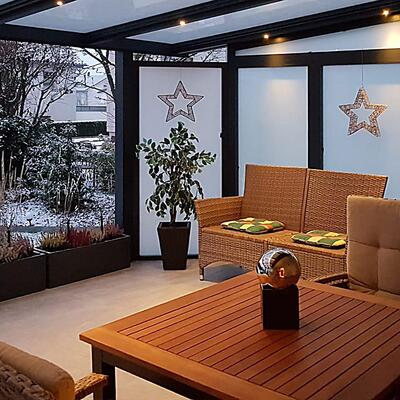 Terrassenüberdachung mit Windschutzwänden