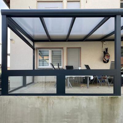 Terrassenüberdachung mit Brüstung