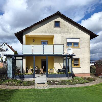 Terrassenüberdachung mit feststehenden Windschutzwänden